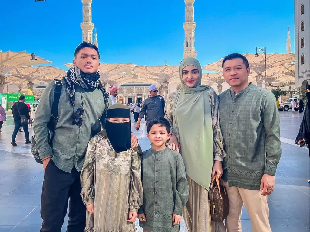 Anang Hermansyah bersama istri Ashanty dan anak-anaknya tengah menunaikan ibadah umrah. (Instagram/ashanty_ash)