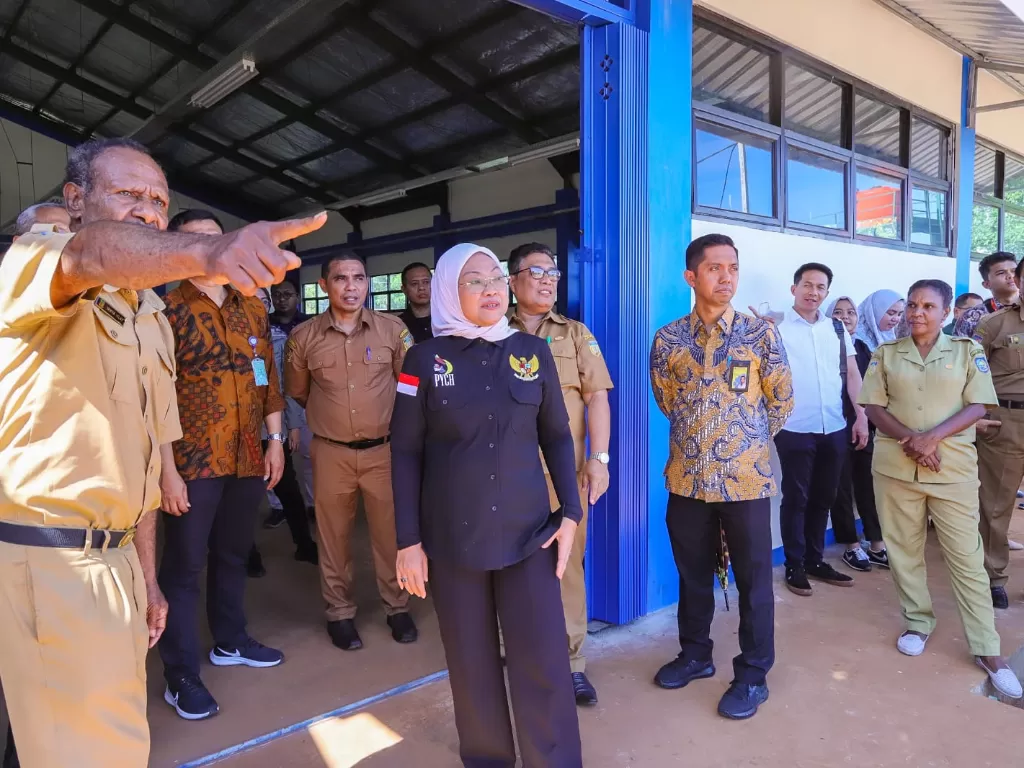 Menaker Ida Fauziyah mendampingi Presiden Jokowi meresmikan PYCH di Jayapura, Provinsi Papua. (Dok. Biro Humas Kemnaker)