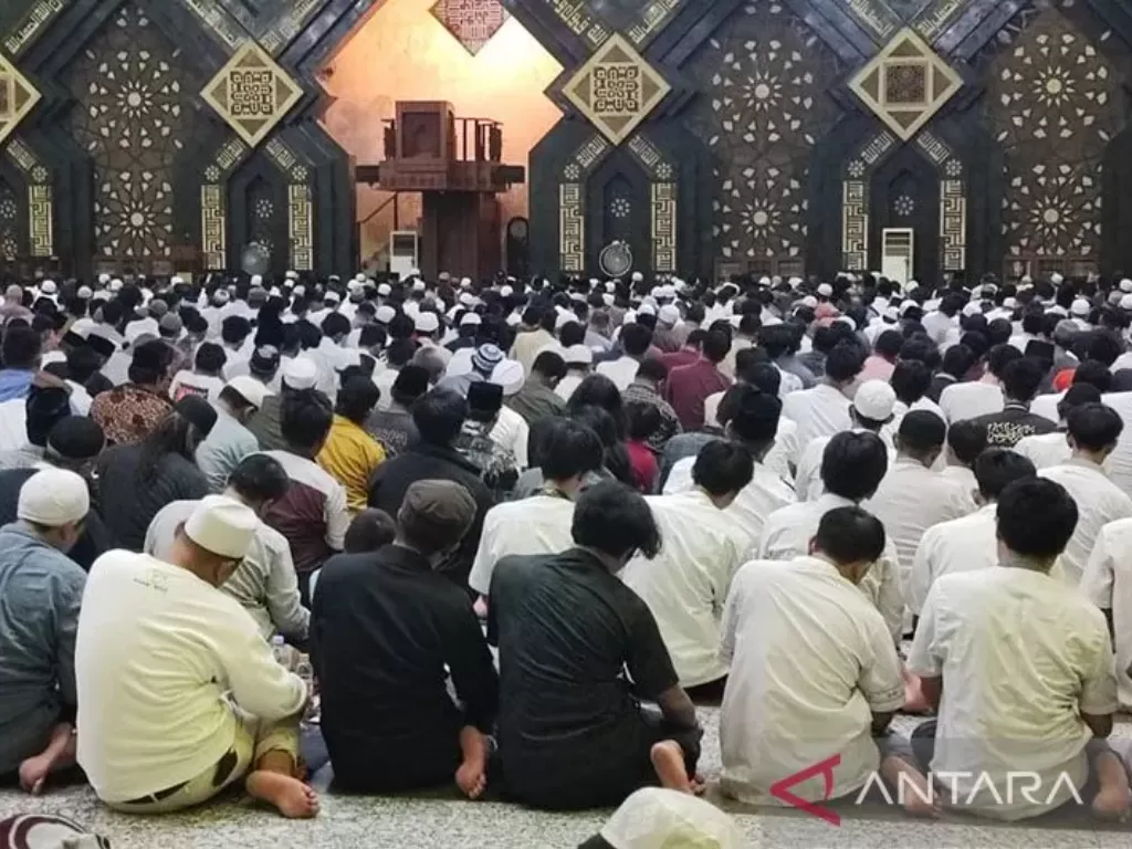 Ribuan jamaah tengah melaksanakan shalat tarawih di Masjid At-Tin Taman Mini Indonesia Indah (TMII), Jakarta Timur, Rabu (22/3/2023). (ANTARA/Syaiful Hakim)