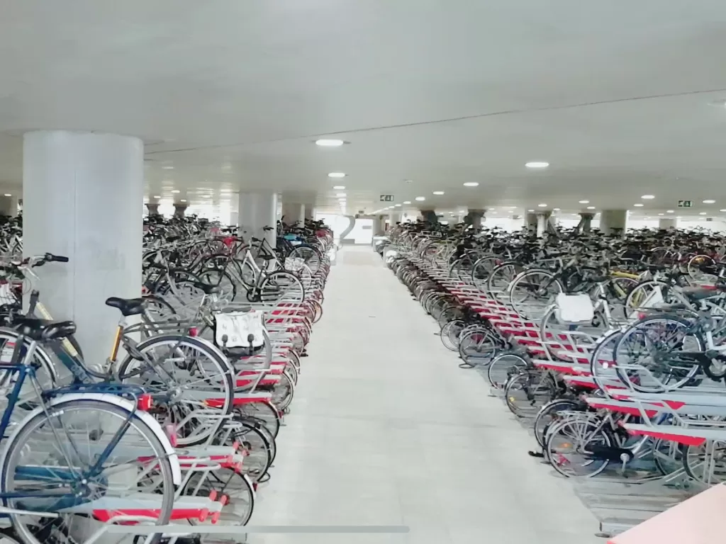 Lokasi parkiran sepeda indoor di Ghent, Belgia. (Z Creators/Alan Munandar)