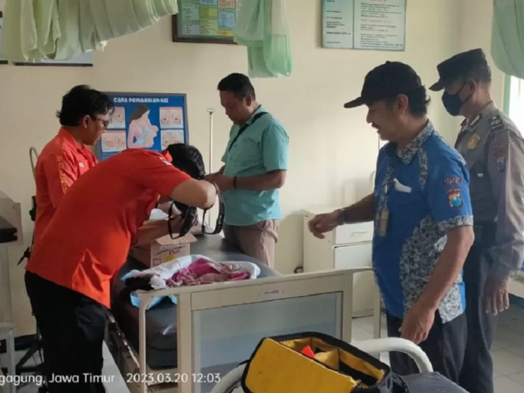 Petugas melakukan identifikasi dan dokumentasi jasad bayi lahir prematur (ANTARA FOTO/HO-Humas Polres Tulungagung)