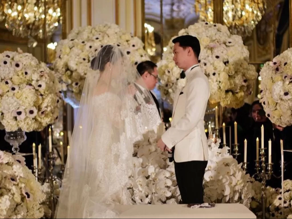 Momen Valencia Tanoesoedibjo dan Kevin Sanjaya saat pemberkatan pernikahan di Paris. (Instagram/morden.co)