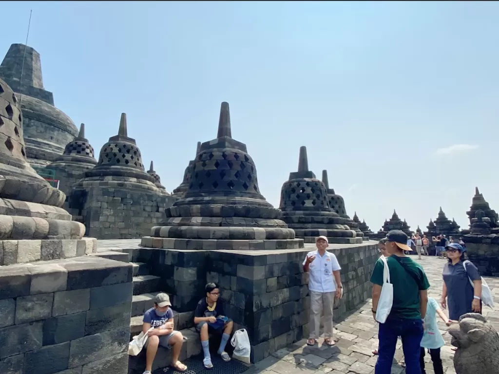 Para pengunjung tampak menaiki puncak candi Borobudur. (Zcreators/Rahmat Wibowo)