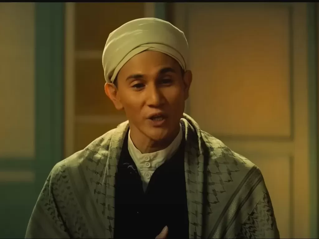 Vino G Bastian saat berperan sebagai Buya Hamka. (Youtube/Falcon).
