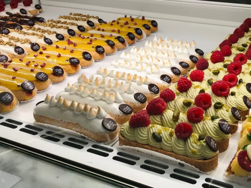 Aneka Eclair yang dijual di toko kue L'Eclair de Genie, Paris. (Z Creators/Fabiola Lawalata)
