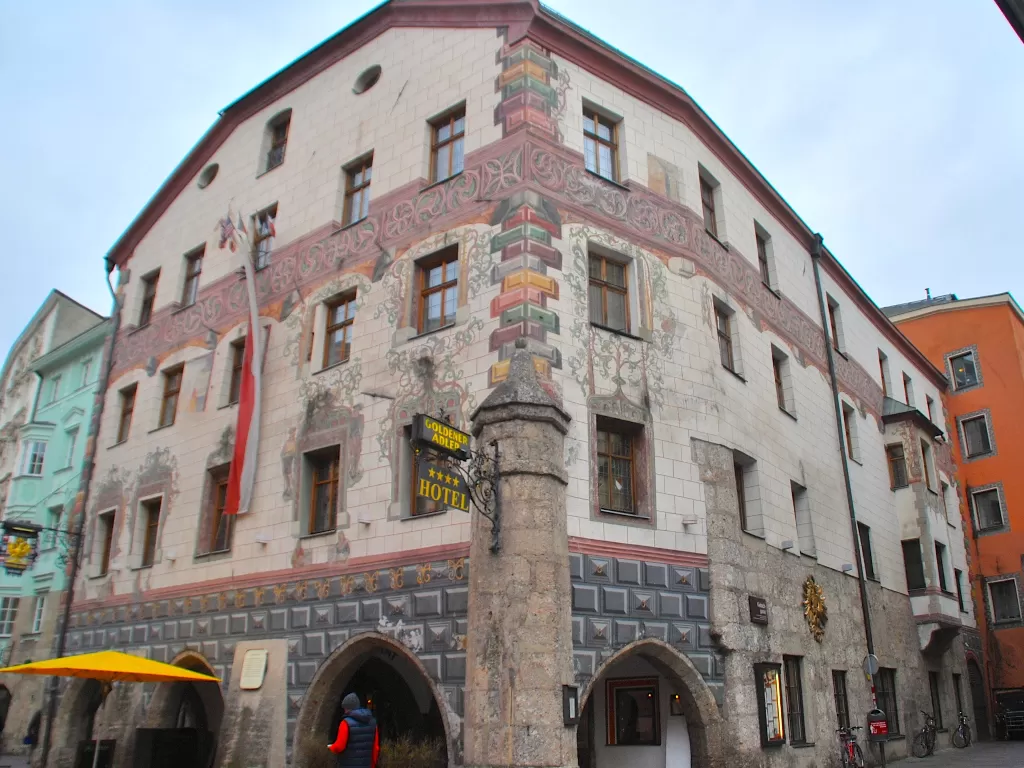 Restoran dan hotel The Goldener Adler, yang berada tepat di jantung kota tua Inssbruck, Austria. (Z Creators/Sutriandi Lalanlangi)