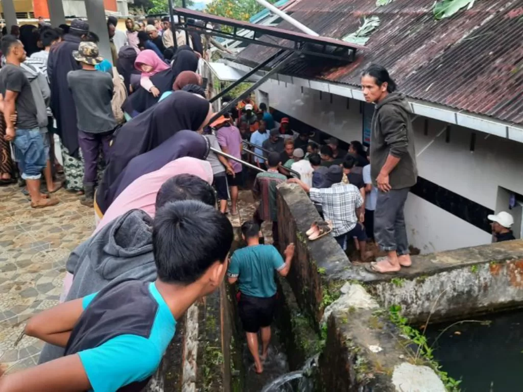Kondisi tanah longsor menimpa WC masjid di Ampekkoto Kabupaten Agam, Sabtu (25/3/2023). (ANTARA/HO)