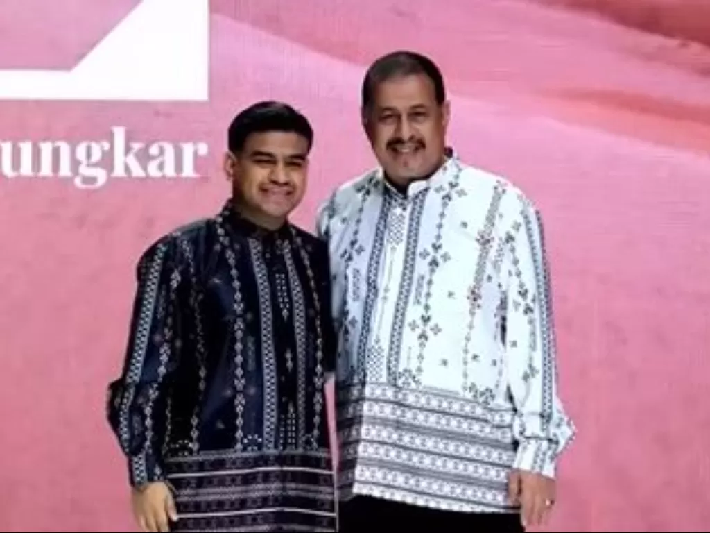 Pak Muh dan Fadil Jaidi terpilih sebagai muse yang memamerkan koleksi baju Muslim Zaskia Sungkar. (Instagram/@zaskiasungkar15)