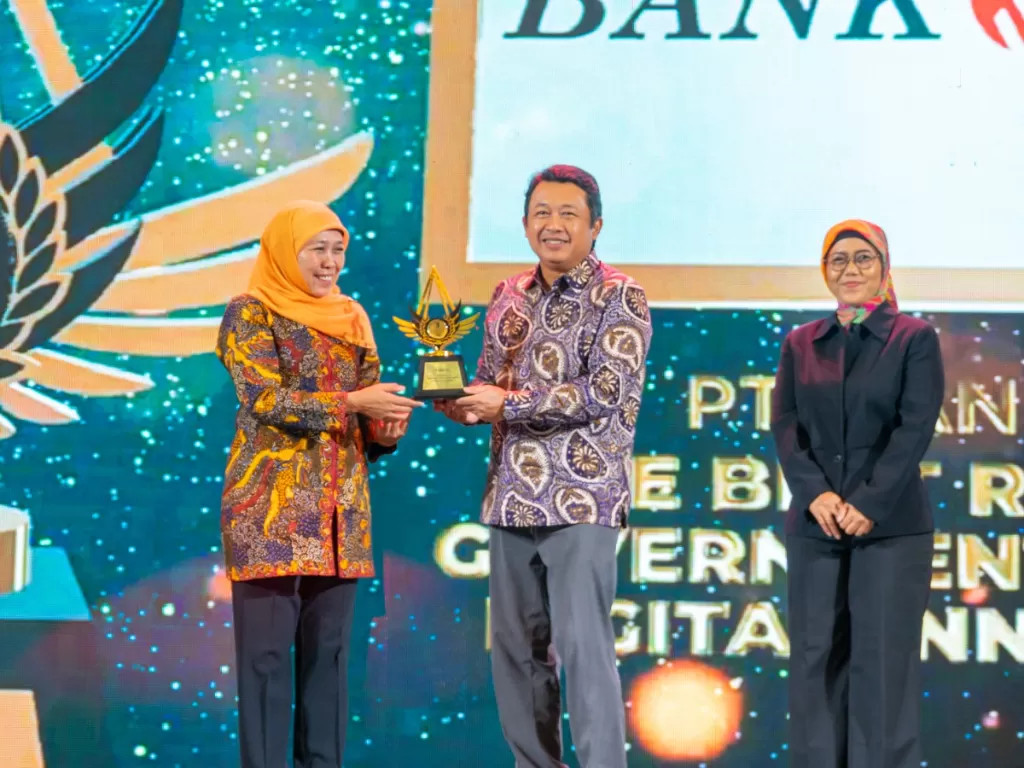 Gubernur Jawa Timur, Khofifah Indar Parawansa Beri Penghargaan ke BUMD DKI (Dok. Bank DKI)