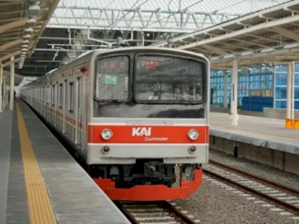 Ilustrasi KRL Commuter Line di stasiun (ANTARA)