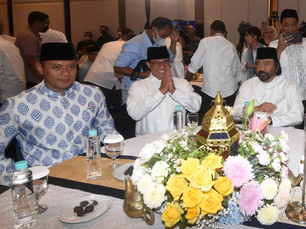 Ketua Umum Partai Nasdem Surya Paloh (kanan) bersama Ketua Umum Partai Demokrat Agus Harimurti Yudhoyono (kiri) dan bakal calon presiden dari Koalisi Perubahan untuk Persatuan (KPP) Anies Baswedan (kedua kiri). (ANTARA FOTO/ndrianto Eko Suwarso)