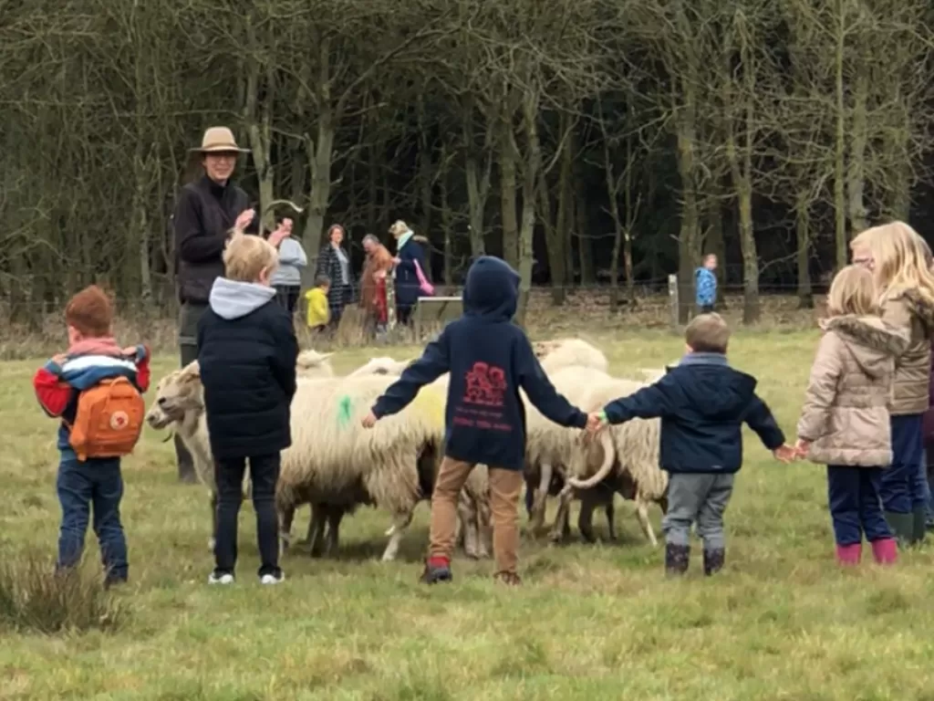 Tradisi peringatan Hari Memeluk Anak Domba di Prinsen Park, Belgia. (Z Creators/Fabiola Lawalata)