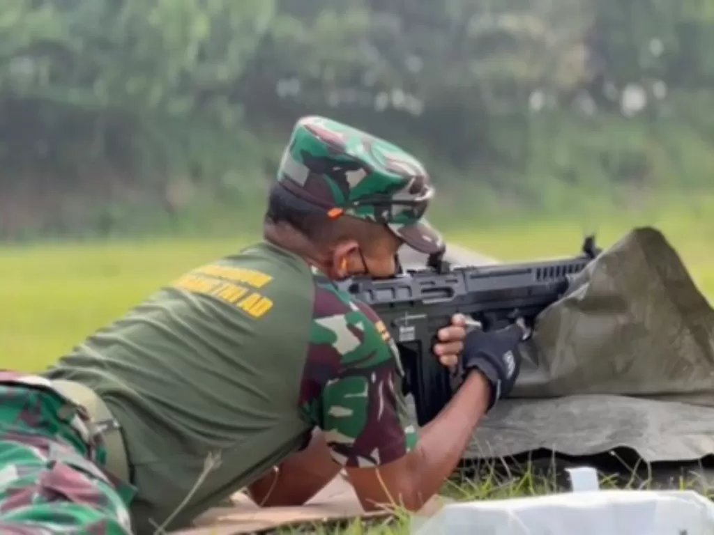 Personel dari Balitbang Kementerian Pertahanan melakukan uji fungsi senapan serbu IFAR 22. (Kemhan)
