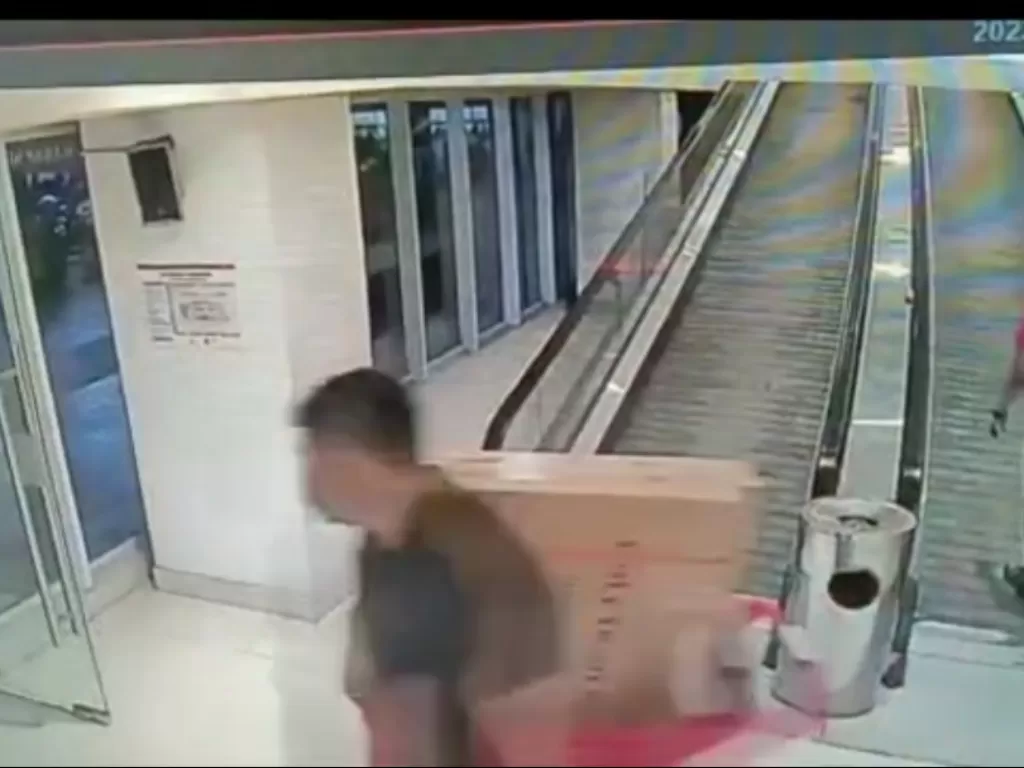 Pencuri TV di mall yang terekam CCTV. (Z Creators/Arka Hatta)