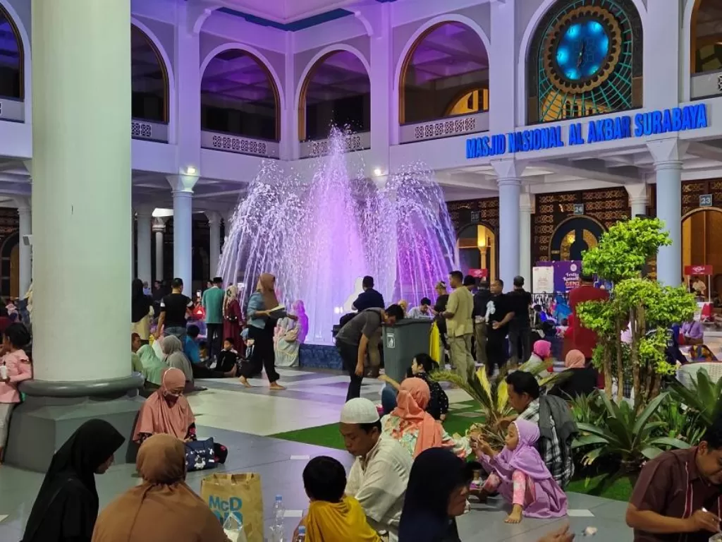  Suasana Masjid Nasional Al-Akbar Surabaya. (Z Creators/Awalus Saidatul)