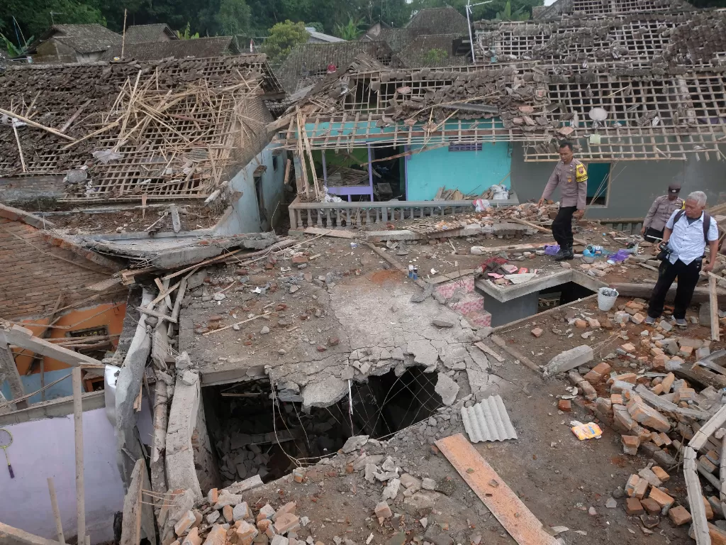 Polisi memeriksa lokasi ledakan bahan petasan di Dusun Junjungan, Giriwarno, Kaliangkrik, Magelang, Jawa Tengah. (ANTARA FOTO/Anis Efizudin)