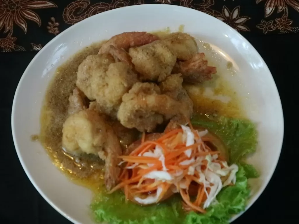 Tampilan hidangan Udang Saus Telur Asin ala restoran Kampung Daun, Bandung. (Z Creators/Jimmy Martino)