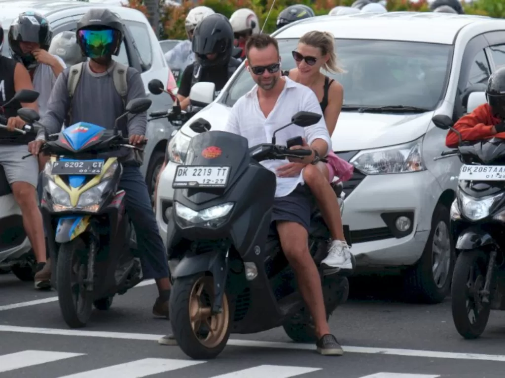 Ilustrasi turis asing mengendarai sepeda motor tanpa menggunakan helm di bali. (ANTARA FOTO/Nyoman Hendra Wibowo)