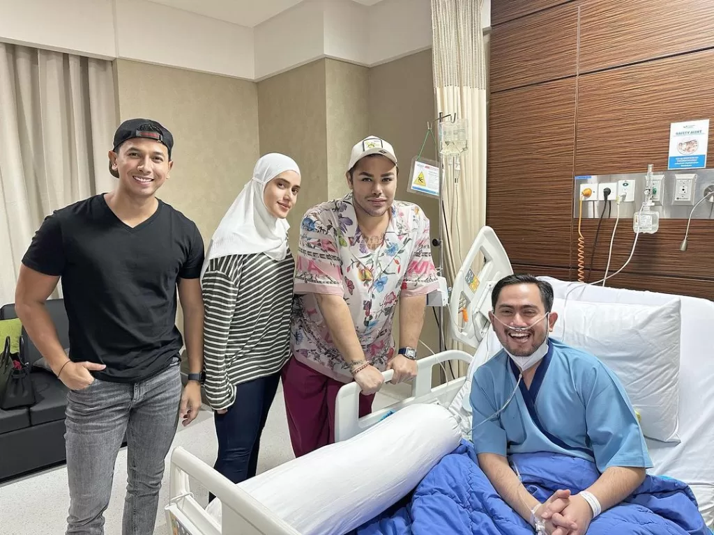 Ivan Gunawan bersama Fairuz A Rafiq dan Sonny Septian saat jenguk Nassar di rumah sakit. (Instagram/ivan_gunawan)