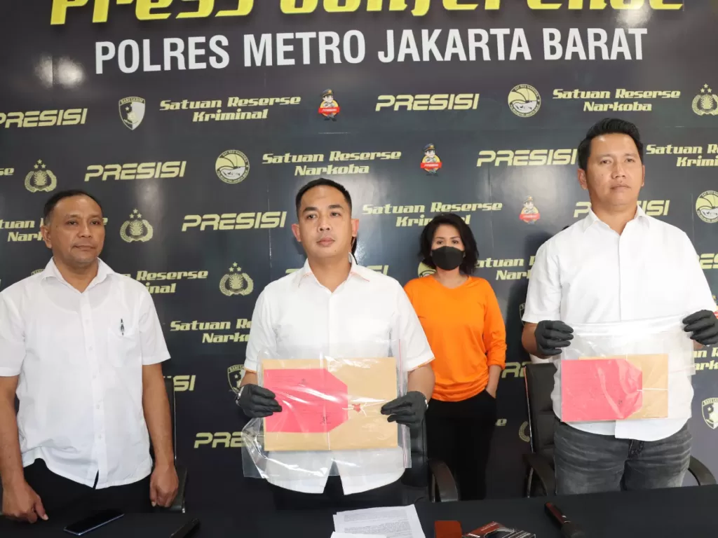 DPO atas kasus penipuan dan penggelapan Natalia Rusli (baju orange). (Dok Polres Jakarta Barat)