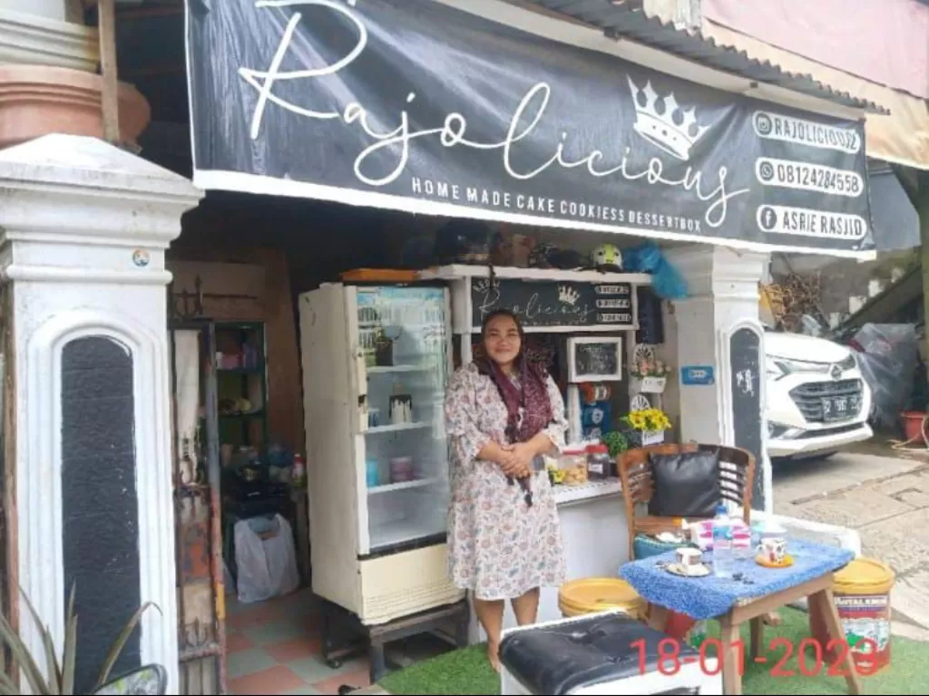 Wanita asal Makassar sukses buka usaha kue usai dapat pinjaman dari BRI. (Dok. Humas BRI)