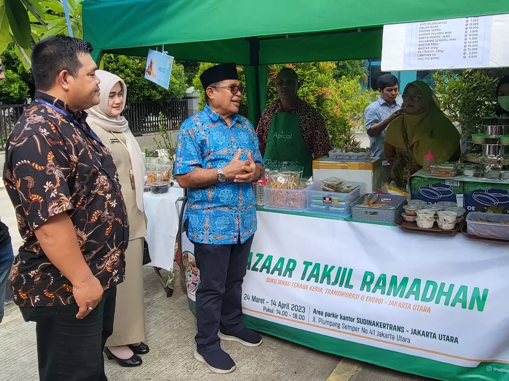 Mengunjungi stand Bazaar UMKM  di area parkir kantor Sudinakertrans, Plumpang, Jakarta Utara. (INDOZONE/Fahmy Fotaleno)