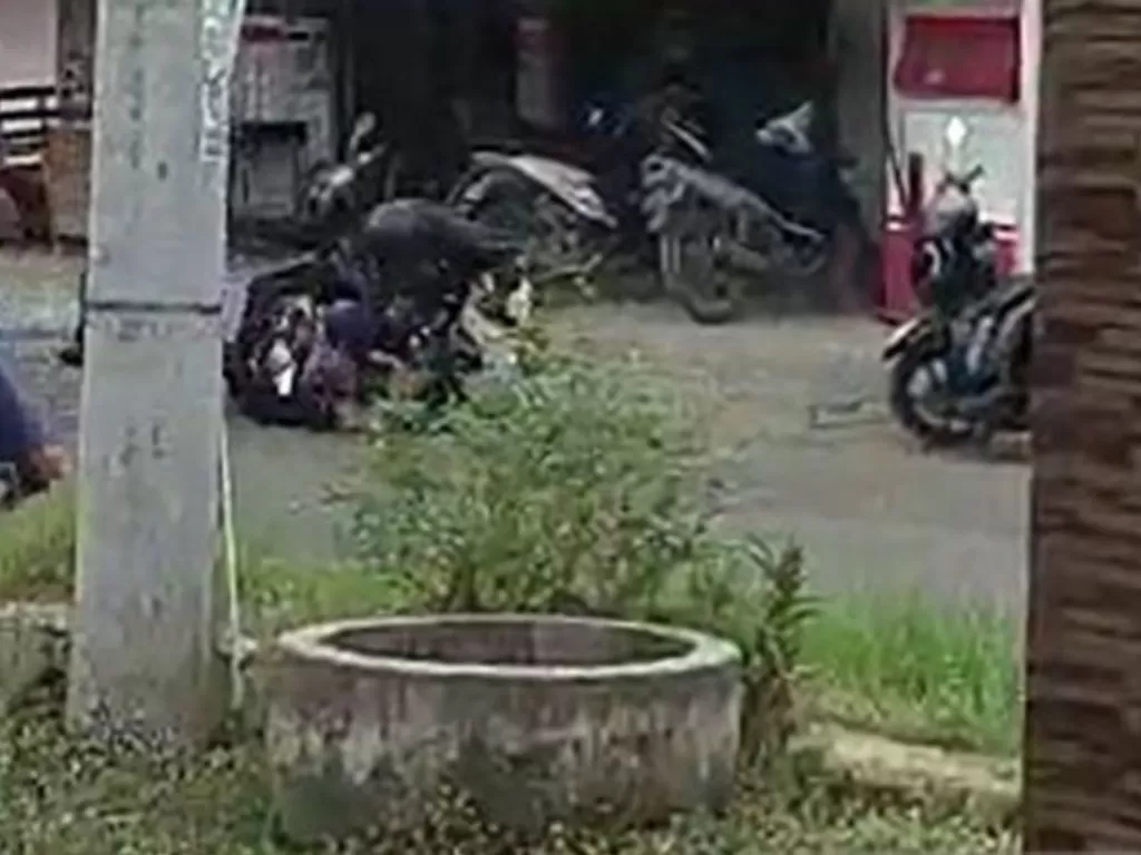 Tangkapan layar rekaman video yang beredar melalui media sosial terkait dengan aksi kawanan perampok bersenjata mirip pistol di Desa Kaliwungu, Kecamatan Kedungreja, Kabupaten Cilacap, Senin (27/3/2023) siang. (ANTARA/Sumarwoto)