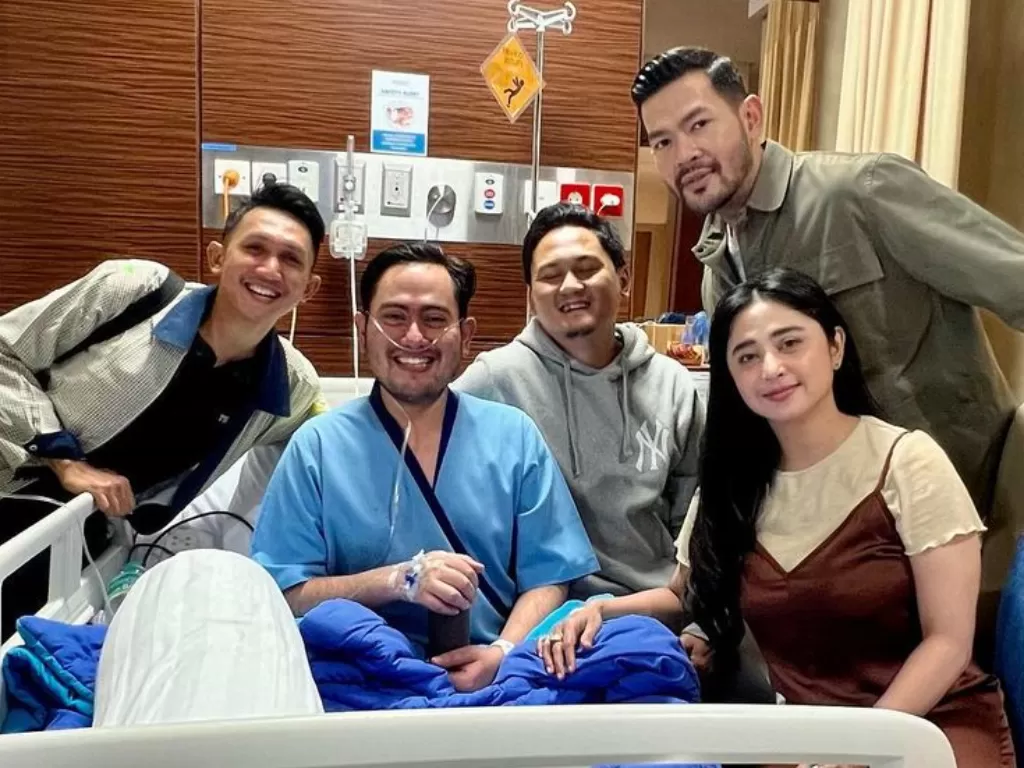 Dewi Perssik dan beberapa rekannya saat menjenguk Nassar di rumah sakit. (Instagram/dewiperssik9)