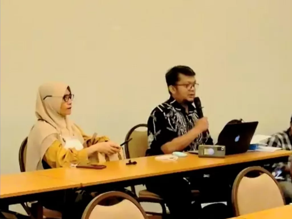 Kemeja hitam: Ketua Ikatan Dokter Indonesia (IDI) Cabang Jakarta Pusat, dr Haznim Fadhli, SpS. (INDOZONE/Razdkanya Ramadhanty)