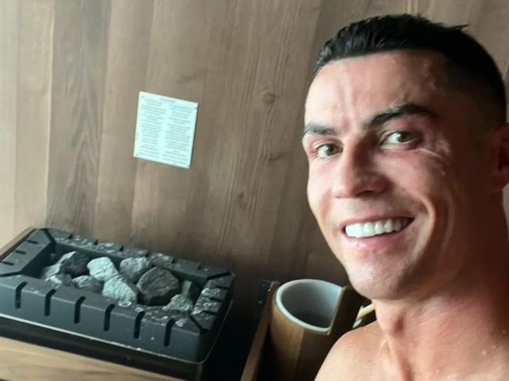 Cristiano Ronaldo sedang melakukan sauna dan bergabung dalam live yang diadakan oleh Paulo (Instagram/@cristiano)