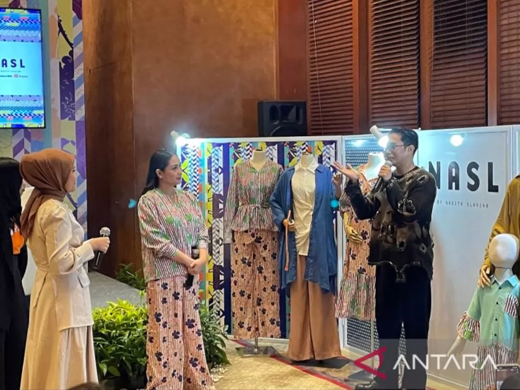 Ryan Koto menjelaskan koleksi “Raya Collection” saat konferensi pers di The Dharmawangsa, Jakarta Selatan, Selasa (28/3/2023) (ANTARA/Lifia Mawaddah Putri)