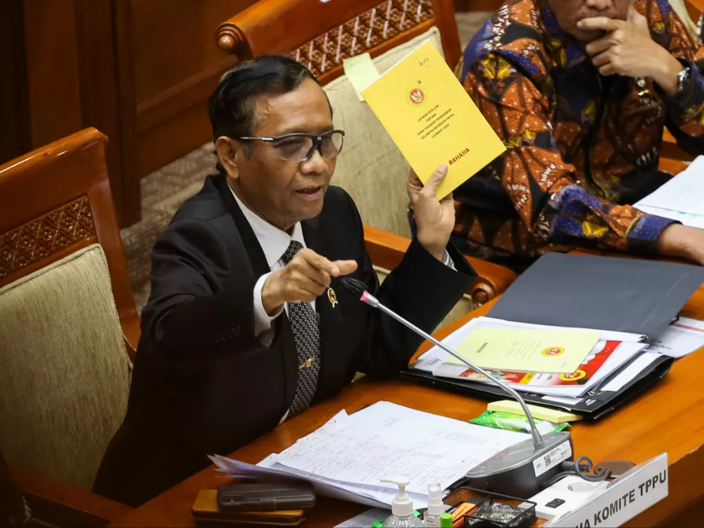 Menko Polhukam Mahfud MD mengikuti rapat dengar pendapat bersama Komisi III DPR di Kompleks Parlemen, Senayan, Rabu (29/3/2023). (ANTARA/Rivan Awal Lingga)