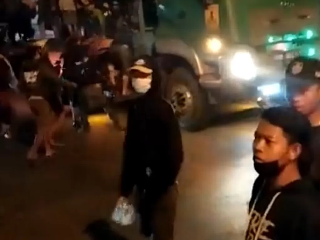 Potongan video yang memperlihatkan rombongan Bonek yang menaiki truk (Twitter/@hoofdbureauID)
