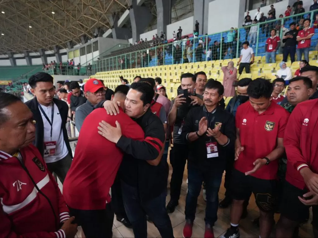 Ketum PSSI Erick Thohir berpelukan dengan Pemain Timnas Indonesia U-20 Hokky Caraka (PSSI)