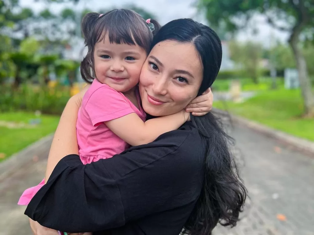 Asmirandah dan putrinya. (Instagram/@asmirandah89)