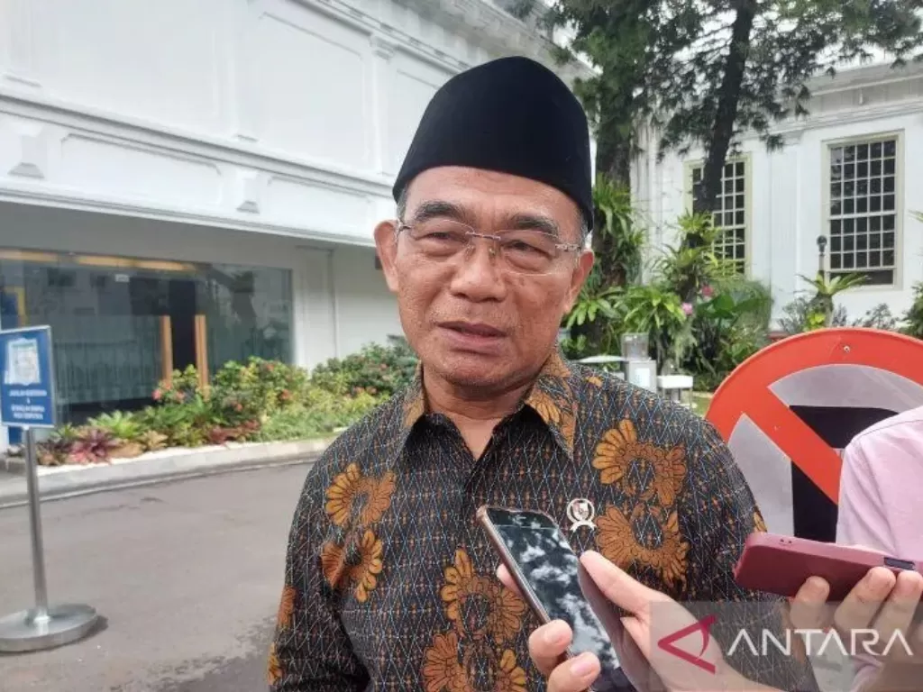 Menteri Koordinator Bidang Pembangunan Manusia dan Kebudayaan (Menko PMK) Muhadjir Effendy saat ditemui di Kompleks Istana Kepresidenan Jakarta. (ANTARA/Mentari Dwi Gayati)