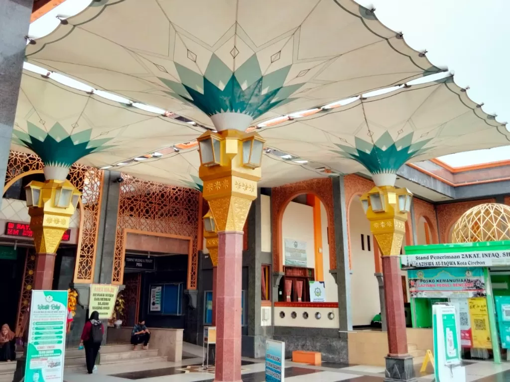 Suasana Masjid At-Taqwa, Cirebon yang mirip dengan Masjid Nabawi, Madinah. (Z Creators/Adila Fikri)