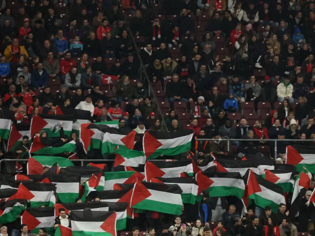 Suporter Timnas Swiss tunjukkan aksi solidaritas untuk Palestina (REUTERS/Denis Balibouse)