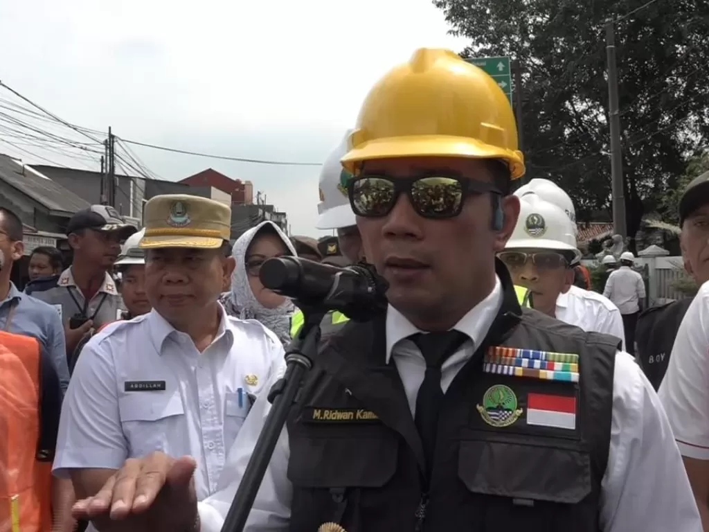 Gubernur Jawa Barat, Ridwan Kamil tinjau perbaikan jalan Provinsi di Bekasi. (Z Creator/Ridwan)