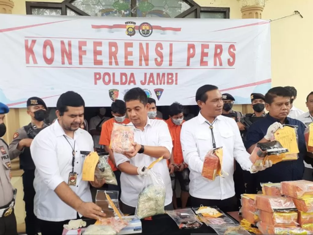 Konferensi pers penangkapan 30 kilogram sabu dan belasan ribu butir pil ekstasi, Rabu (29/3/2023). (ANTARA/Tuyani)