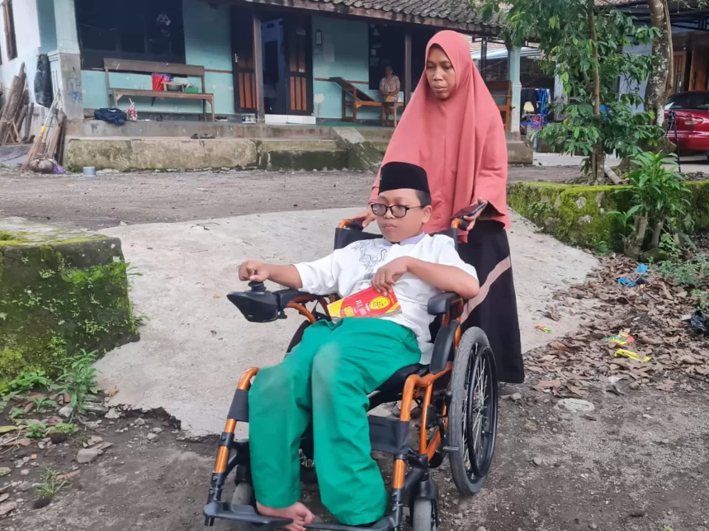 Kholilurrohman, Bocah kelas 6 SD yang akrab disapa Maman ini telah mendapat hadiah kursi roda elektrik dari Gubernur Jawa Tengah Ganjar Pranowo. (Dok. Pribadi)