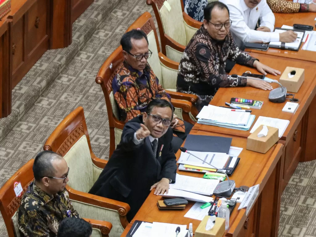 Menko Polhukam sekaligus Ketua Komite TPPU Mahfud MD (kedua kiri) mengikuti rapat dengar pendapat umum (RDPU) bersama Komisi III DPR di kompleks Parlemen, Senayan, Jakarta, Rabu (29/3/2023). (ANTARA/Prabanndaru Wahyuaji)