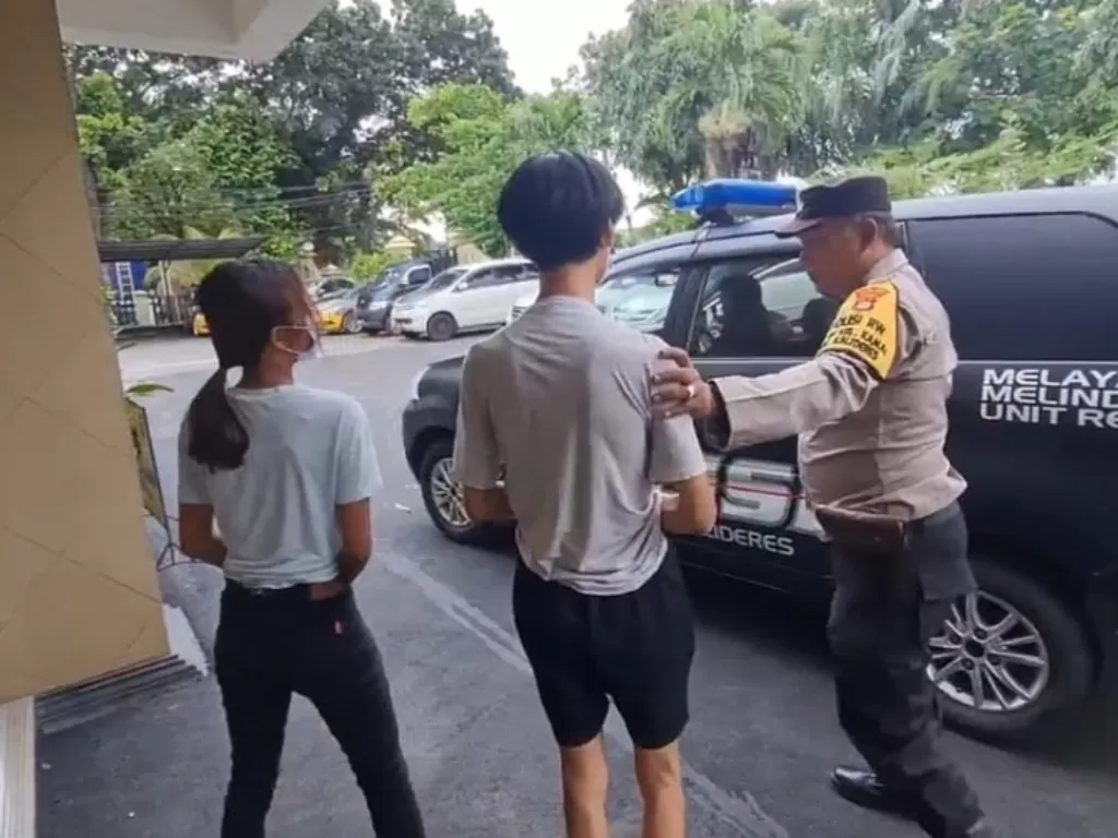 Janda muda dan kekasihnya diamankan polisi (Dok Humas Polres Metro Jakarta Barat)