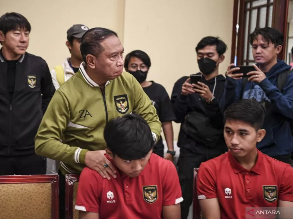 Wakil Ketua Umum PSSI Zainudin Amali (kedua kiri) berbincang dengan pesepak bola Timnas U20 saat mengunjungi pemusatan latihan di Jakarta. (ANTARA FOTO/M RISYAL HIDAYAT)