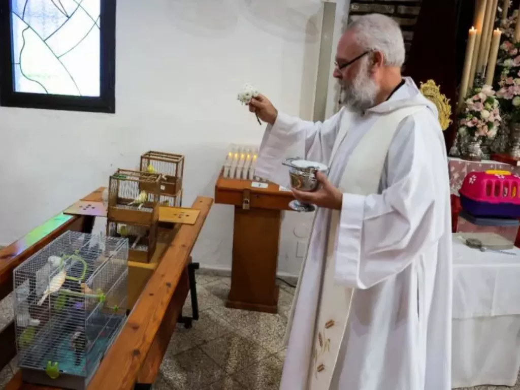 Pemberkatan hewan peliharaan di gereja Madrid, Spanyol oleh Pendeta Antonio Dominguez. (REUTERS/Jon Nazca)