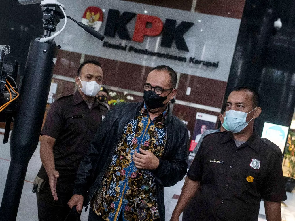 Mantan Kepala Bagian Umum Kantor Wilayah DJP Jakarta Selatan II, Rafael Alun Trisambodo (tengah) di Gedung KPK, Jakarta. (Antara/Aprillio Akbar)