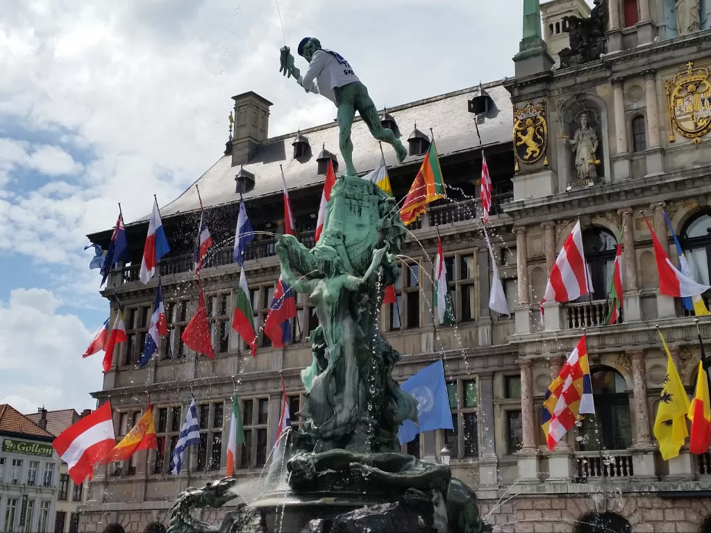 Brabo Fountain, Patung Air Mancur di pusat kota Antwerpen, Belgia. (Z Creator/Alan Munandar)