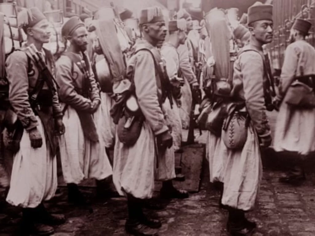 Tentara Aljazair dalam perjalanan ke front barat tiba di Paris pada tahun 1914. (Foto 12/UIG via The Guardian)