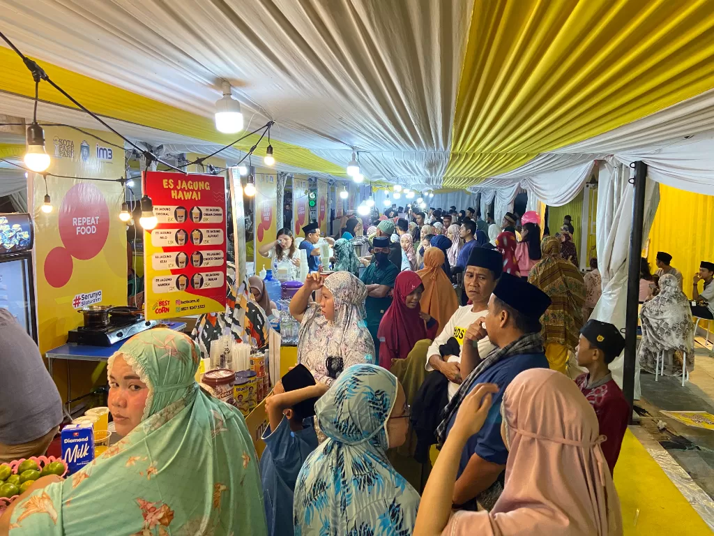 Pasar Ramadan di Pelataran Masjid Terapung BJ Habibie Kota Parepare. (Z Creators/Roedy Hartono)