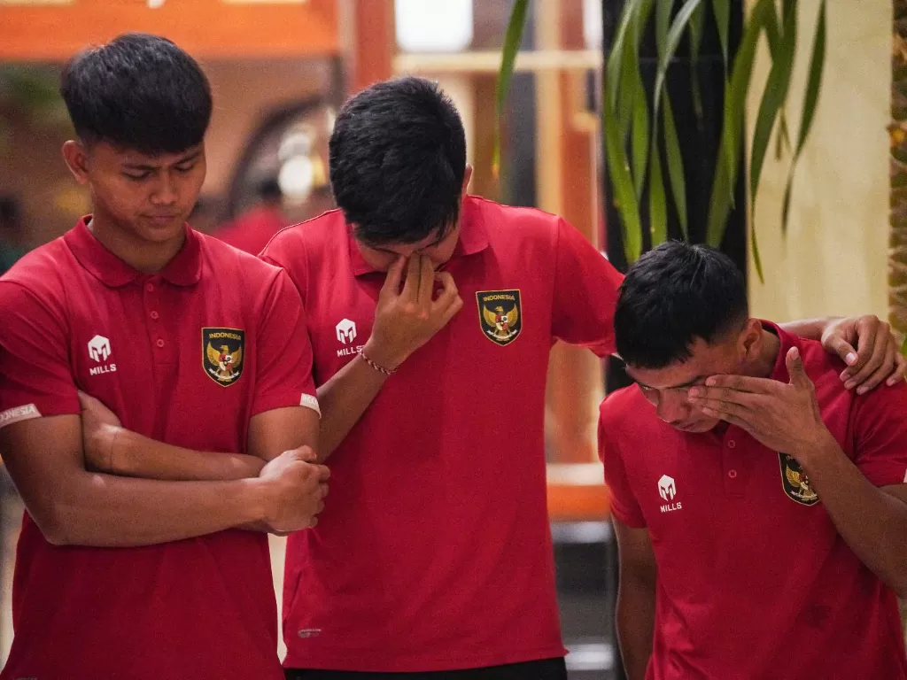 Pemain timnas U-20 Indonesia nampak menangis usai batal tampil di Piala Dunia U-20 2023. (Dok. PSSI)